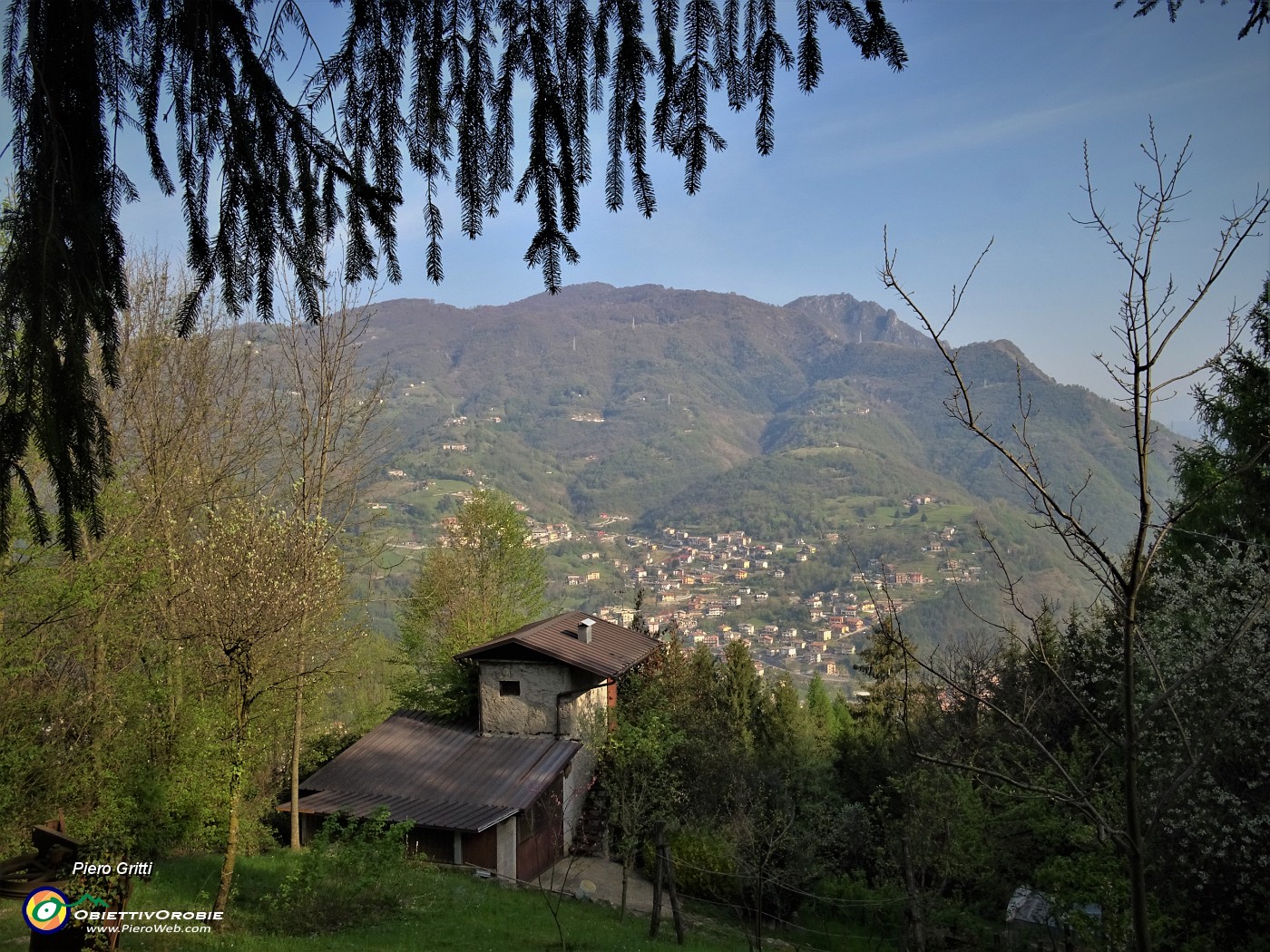 23 Roccolo Ruggeri (560 m) con vista verso il Monte di Zogno e il Monte Zucco.JPG